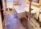modernes Tageslicht-Bad mit Badewanne & Sauna