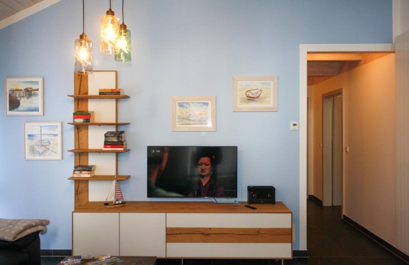 Wohnzimmer mit Flachbildfernseher - Platz für die ganze Familie