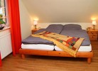 Schlafzimmer mit Doppelbett im Obergeschoss