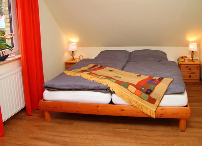 Schlafzimmer mit Doppelbett im Obergeschoss