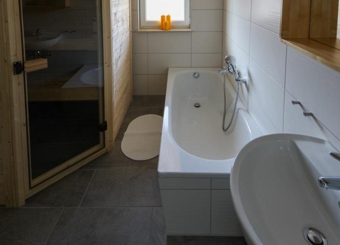 großes Bad mit Badewanne, Dusche & Sauna