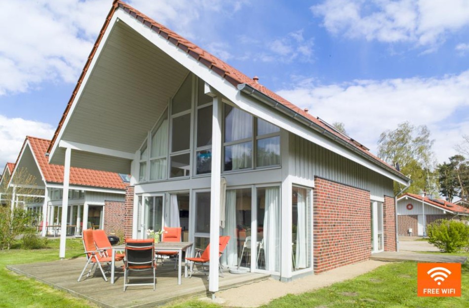 W 8 - Ferienhaus  mit Terrasse, Kamin, Sauna, Schuppen & Wallbox