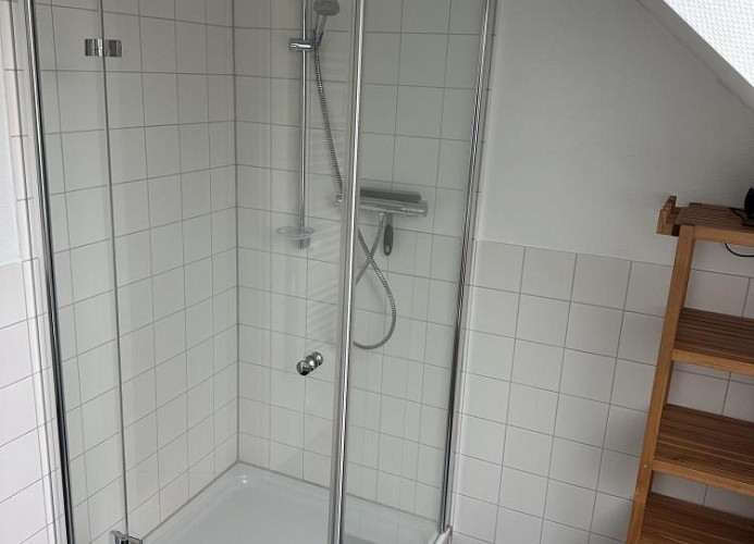 Tageslicht-Bad mit Dusche im OG