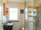 freundliches Tageslicht-Bad mit großer Dusche
