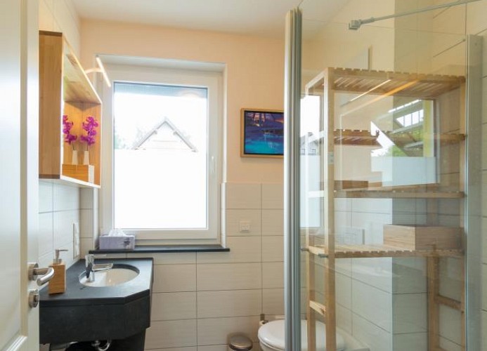 freundliches Tageslicht-Bad mit großer Dusche