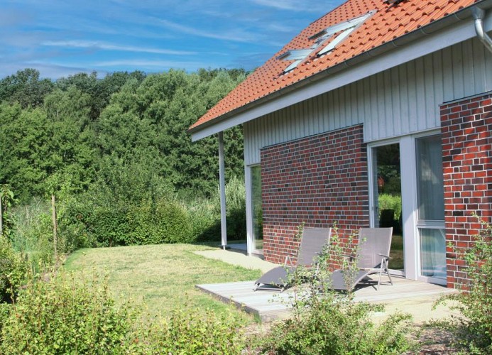 Geniessen Sie die Sonne auf der ruhigen Terrasse