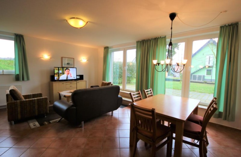 schöner, offener Wohnbereich mit direktem Terrassenzugang