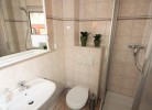 Badezimmer mit Dusche im Erdgeschoss