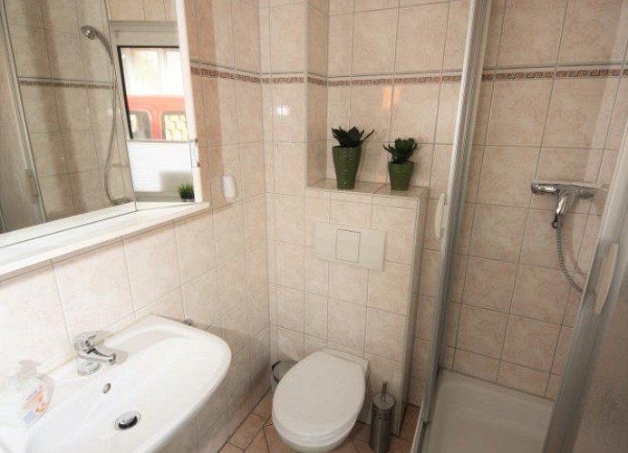 Badezimmer mit Dusche im Erdgeschoss