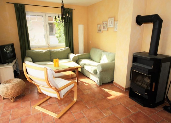 gemütliches Wohnzimmer mit Kamin