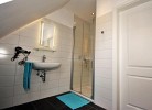 großzügiges Tageslicht-Bad mit Dusche