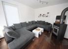 Platz für alle im stilvollen Wohnbereich mit Kamin