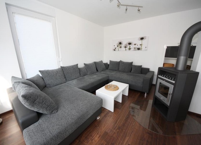 Platz für alle im stilvollen Wohnbereich mit Kamin