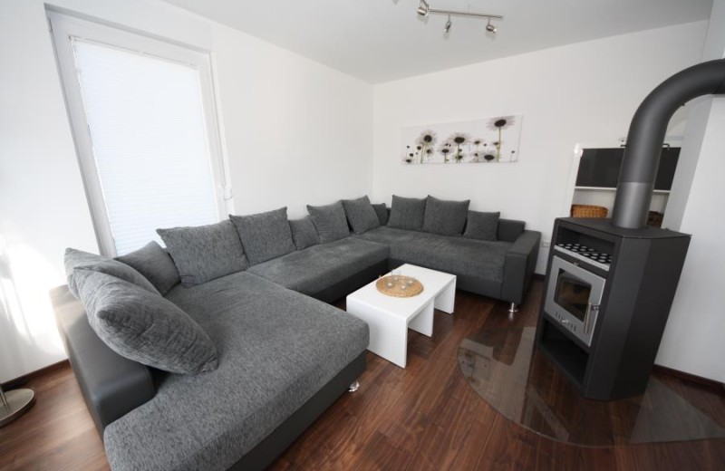 Platz für alle im stilvollen Wohnbereich mit Kamin