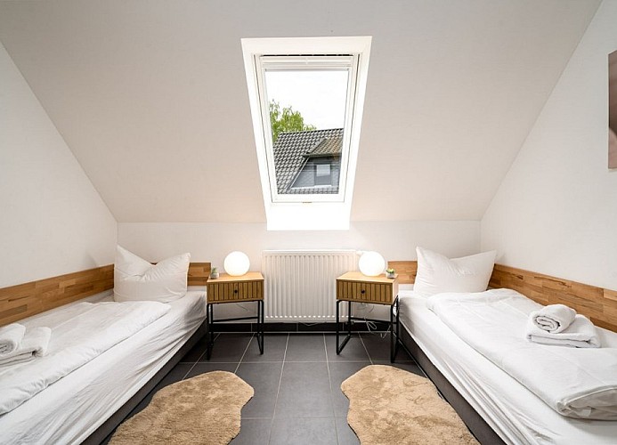 U 7 OG - Schöne Ferienwohnung mit Balkon in Seenähe 