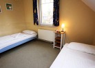 Zwiebettzimmer mit Einzelbetten