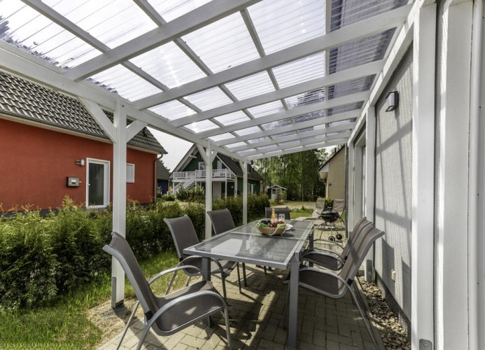 Verweilen Sie auf der schönen Terrasse