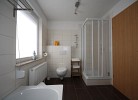 großzügiges Tageslicht-Bad mit Dusche & Badewanne