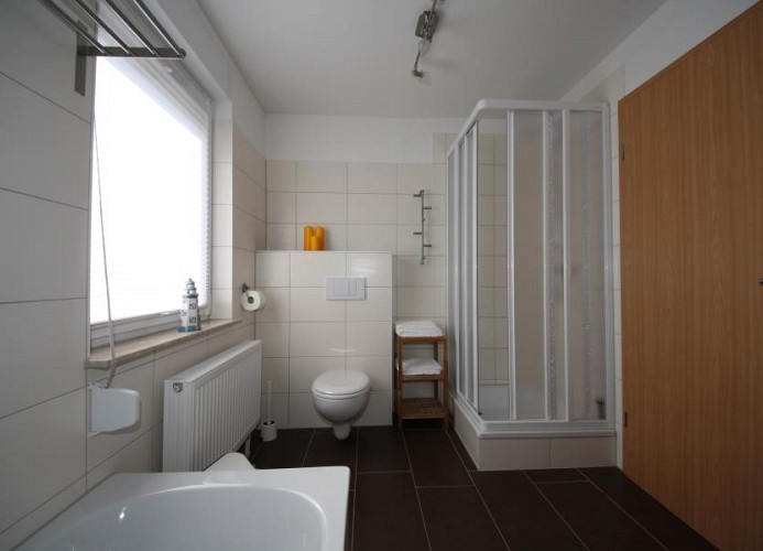 großzügiges Tageslicht-Bad mit Dusche & Badewanne