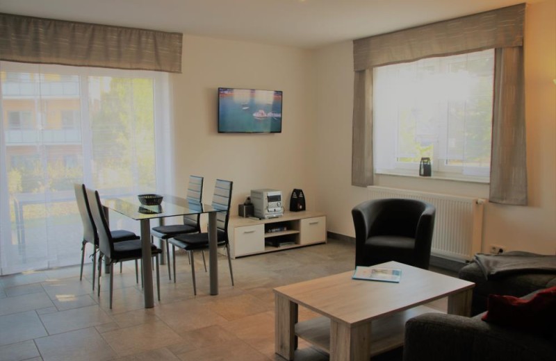 modernes Wohnzimmer mit offener Küche
