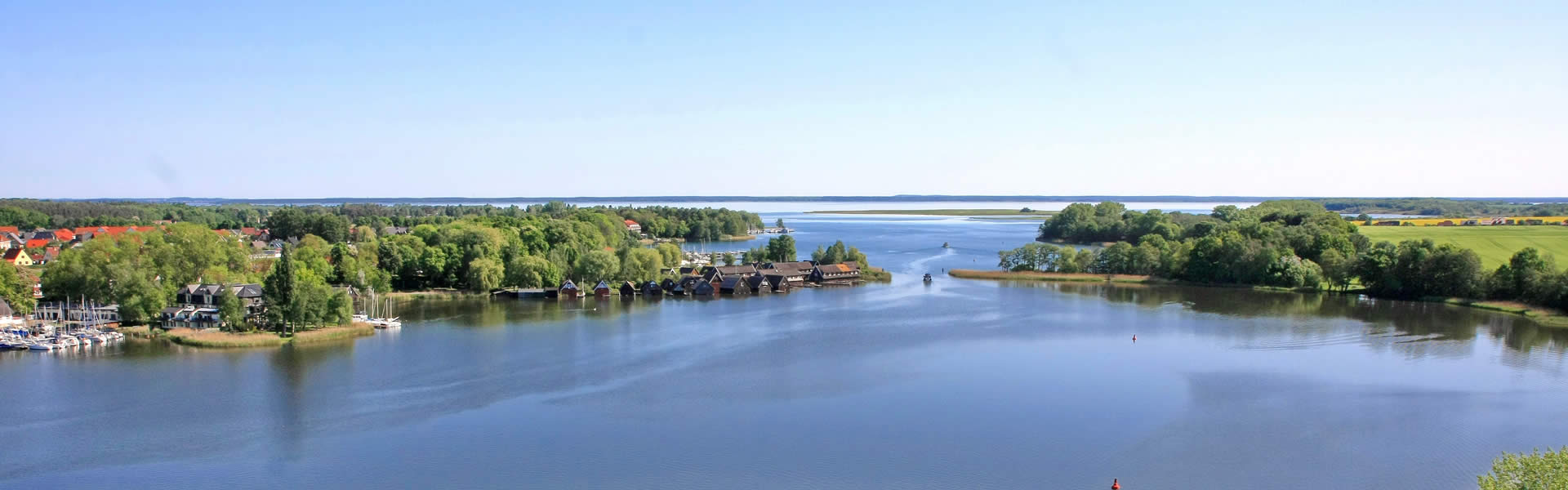 Blick von einer Kirche auf die Müritz