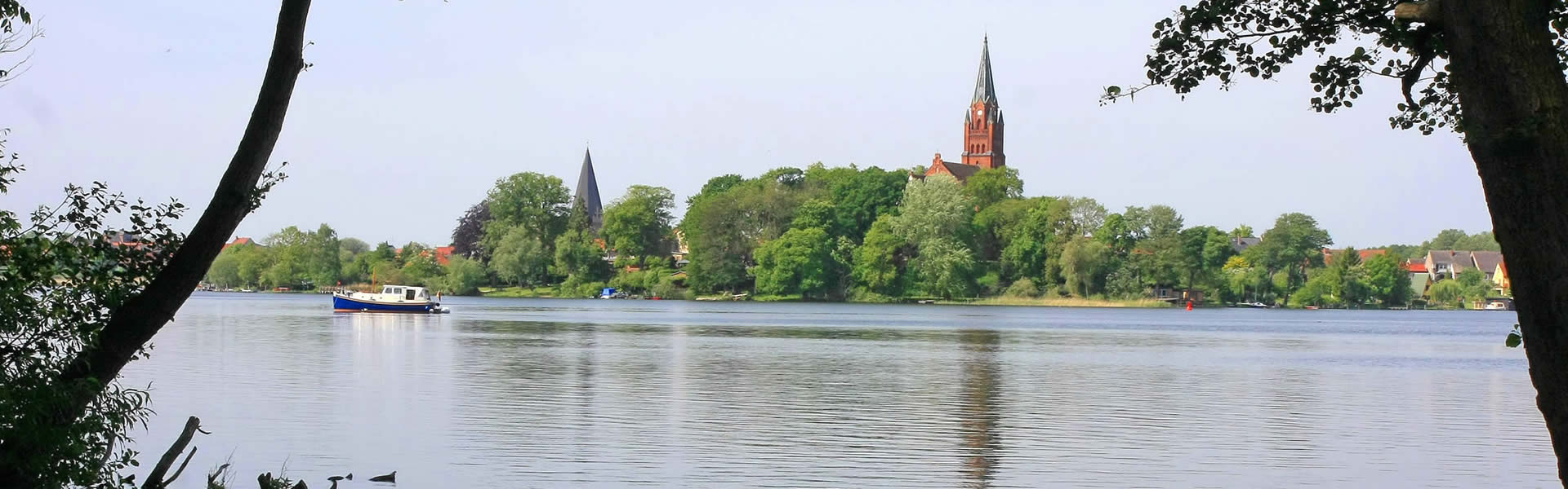 Blick über die Müritz auf eine Kirche